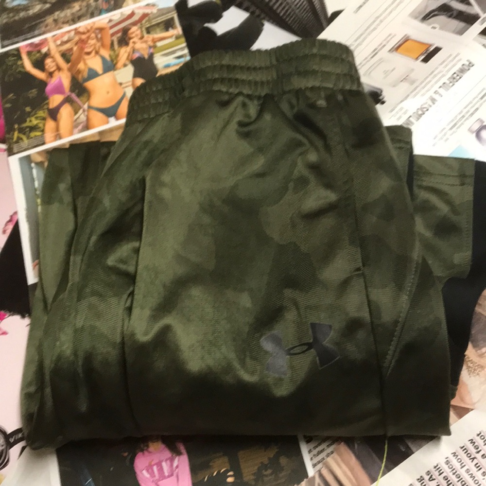 YL Under Armour pants.